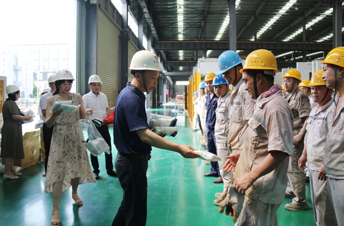 1625795892955464.jpg 炎炎夏日南昌市政遠(yuǎn)大開展下產(chǎn)線送清涼活動6911.jpg