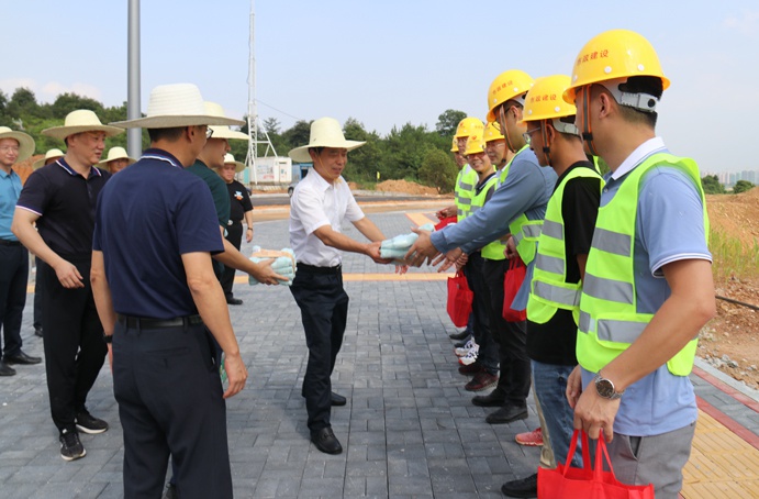 1628471354893056.jpg 南昌市政建設(shè)集團(tuán)開展防暑降溫慰問一線職工民工兄弟6910.jpg