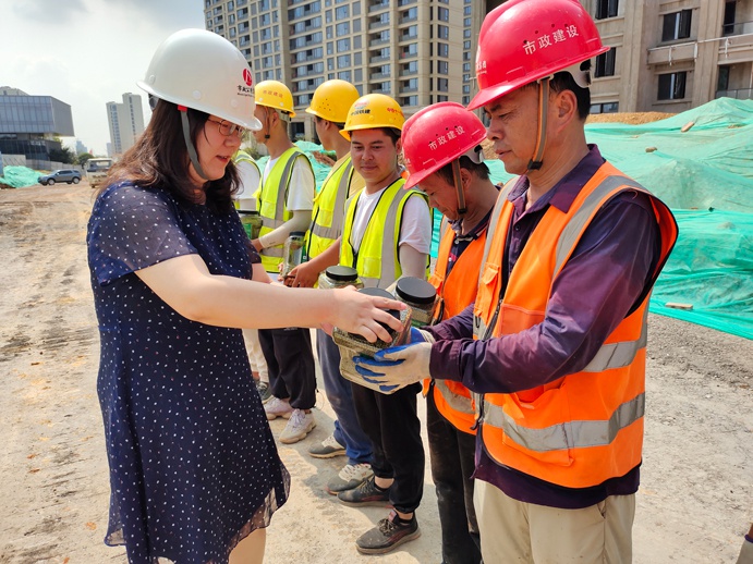 1628471429348551.jpg 南昌市政建設(shè)集團(tuán)開展防暑降溫慰問一線職工民工兄弟6917.jpg