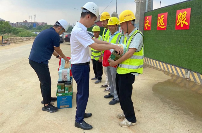 1628471439256473.jpg 南昌市政建設(shè)集團(tuán)開展防暑降溫慰問一線職工民工兄弟6915.jpg