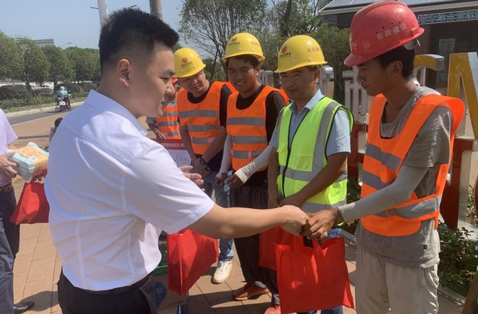 1628471446712174.jpg 南昌市政建設(shè)集團(tuán)開展防暑降溫慰問一線職工民工兄弟6916.jpg