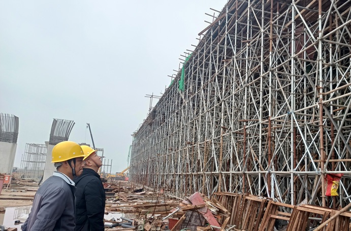 1641873093696061.jpg 南昌市政建設(shè)集團王海龍前往小藍大道快速化工程現(xiàn)場檢查指導691.jpg