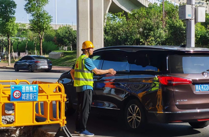 南昌市政建設(shè)集團(tuán)機(jī)關(guān)黨支部組織項(xiàng)目一線(xiàn)志愿活動(dòng) 南昌市政建設(shè)集團(tuán)機(jī)關(guān)黨支部組織項(xiàng)目一線(xiàn)志愿活動(dòng)