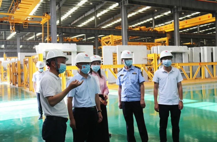 南昌縣委常委、組織部部長鄔春華到市政遠(yuǎn)大公司進(jìn)行安全例行檢查