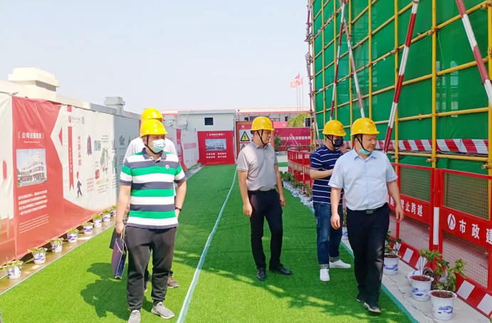 市政公用集團(tuán)安監(jiān)部副部長徐漢君深入秦坊村安置房(一期)一標(biāo)項目進(jìn)行節(jié)前安全生產(chǎn)專項督查 市政公用集團(tuán)安監(jiān)部副部長徐漢君深入秦坊村安置房(一期)一標(biāo)項目進(jìn)行節(jié)前安全生產(chǎn)專項督查