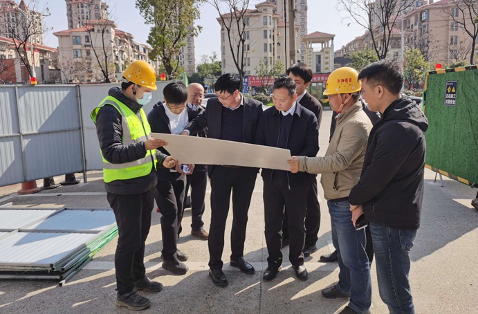 青山湖區(qū)委副書記、區(qū)長(zhǎng)楊育星深入利民路項(xiàng)目調(diào)研