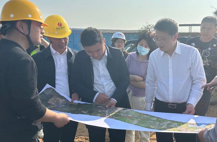 市政公用集團(tuán)劉順保到朱橋東路項(xiàng)目、昌東三路項(xiàng)目、秦坊安置房項(xiàng)目調(diào)研