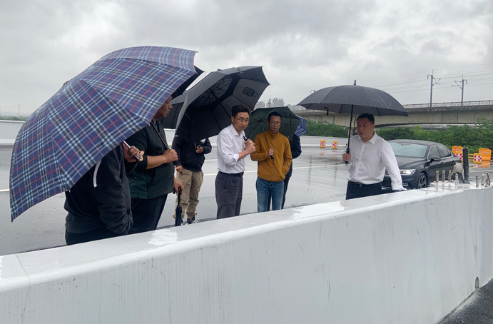 徐旭前往南昌縣河洲路項目、小藍大道快速化項目調(diào)研pg