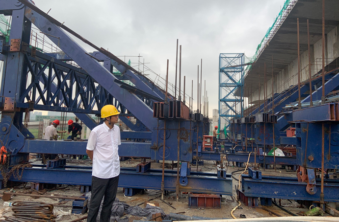 五一勞動(dòng)獎(jiǎng)?wù)芦@得者項(xiàng)目黨支部書記、副總工程師周天奇