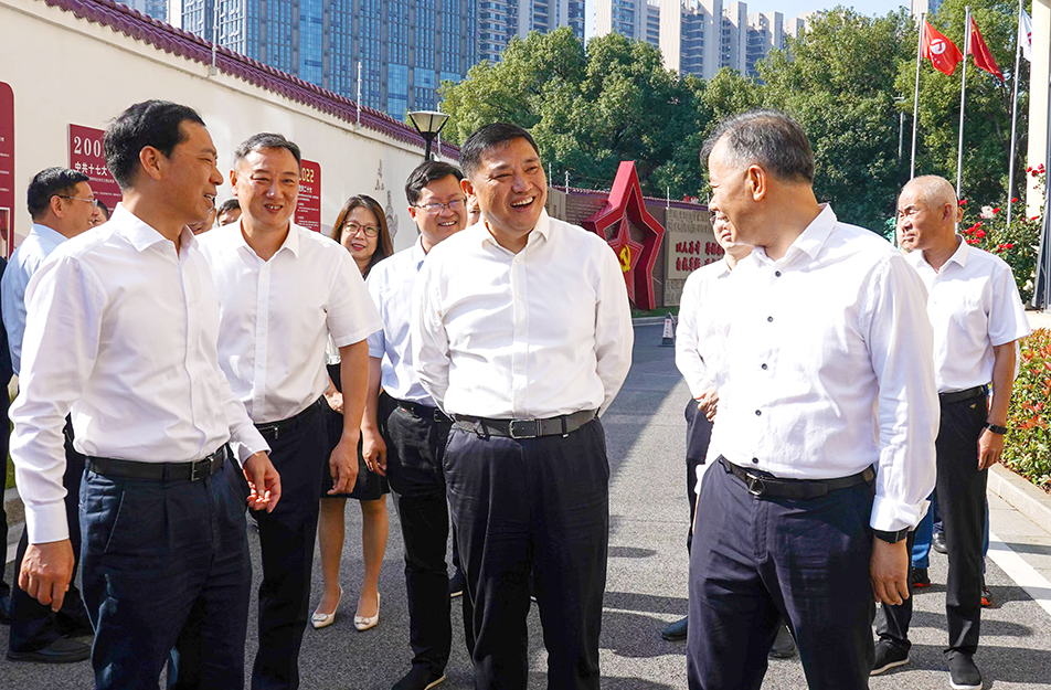 市人大常委會主任李鎮(zhèn)發(fā)率調(diào)研組到公司調(diào)研基層立法聯(lián)系點工作開展情況 市人大常委會主任李鎮(zhèn)發(fā)率調(diào)研組到公司調(diào)研基層立法聯(lián)系點工作開展情況