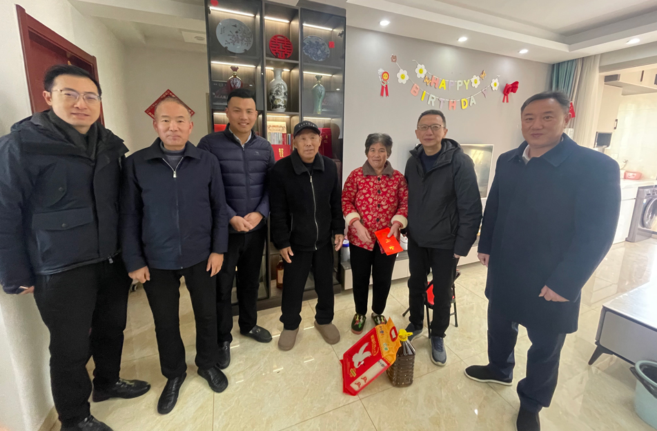 南昌市政公用集團(tuán)總工程師鄭學(xué)平到呂寧家中走訪慰問(wèn) 南昌市政公用集團(tuán)總工程師鄭學(xué)平到呂寧家中走訪慰問(wèn)