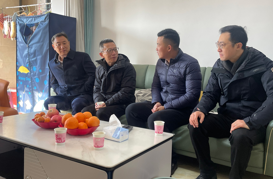 南昌市政公用集團(tuán)總工程師鄭學(xué)平到呂寧家中走訪慰問(wèn) 南昌市政公用集團(tuán)總工程師鄭學(xué)平到呂寧家中走訪慰問(wèn)