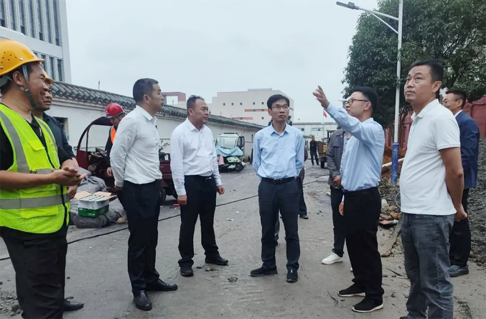 南昌市委辦公室正縣級(jí)督查專(zhuān)員賴(lài)?yán)^紅到新建區(qū)老舊小區(qū)改造項(xiàng)目調(diào)研 南昌市委辦公室正縣級(jí)督查專(zhuān)員賴(lài)?yán)^紅到新建區(qū)老舊小區(qū)改造項(xiàng)目調(diào)研