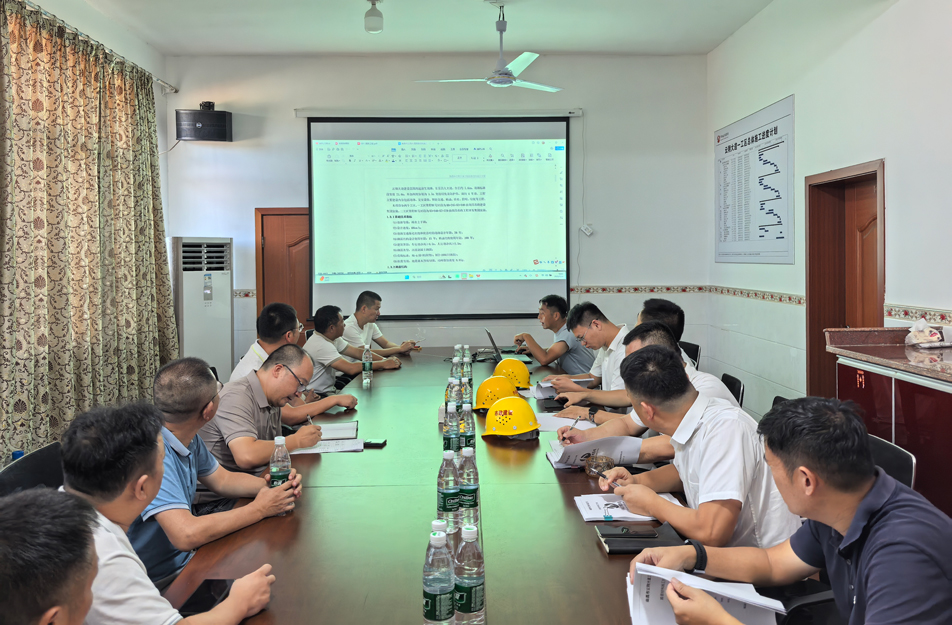 云翔大道項目瀝青攤鋪技術(shù)交底會 | 白曉偉強調(diào)原材料質(zhì)量與過程安全管控 云翔大道項目瀝青攤鋪技術(shù)交底會 | 白曉偉強調(diào)原材料質(zhì)量與過程安全管控