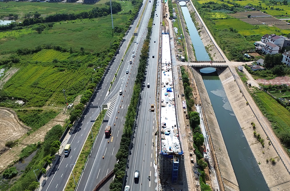 深圳大道互通立交項目鏡面墩柱工藝揭秘 定制不銹鋼模板誤差控制在2mm內(nèi) 深圳大道互通立交項目鏡面墩柱工藝揭秘 定制不銹鋼模板誤差控制在2mm內(nèi)